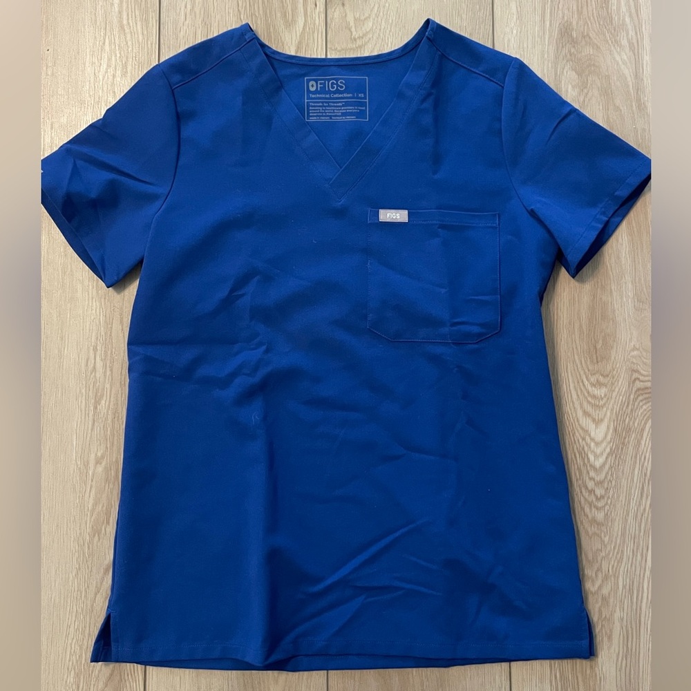 Figs Women's Short Sleeve V-Neck Top One Pocket